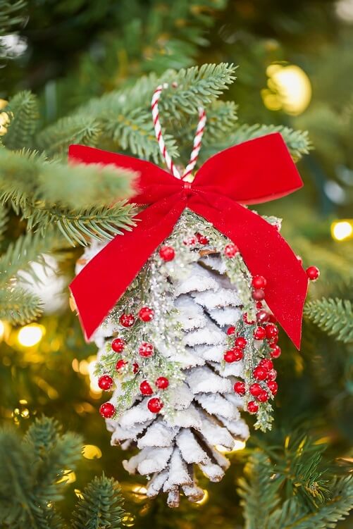 Pine-Cone-Ornaments-DIY-Christmas-ornaments-as-gifts-DIY-Christmas-ornaments-as-gifts