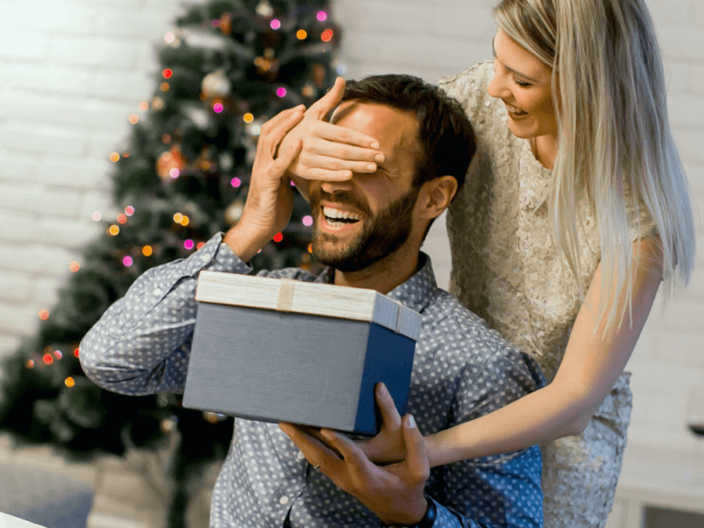 Do-men-enjoy-receiving-presents-from-girlfriends