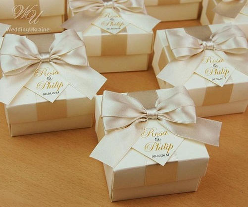 Ribbon-bows-and-tags-wedding-gift-wrapping-ideas