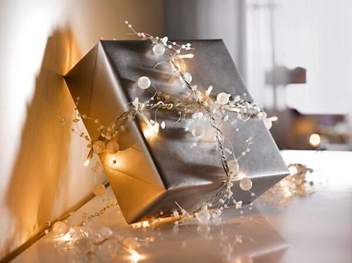 String-of-Lights-wedding-gift-wrapping-ideas