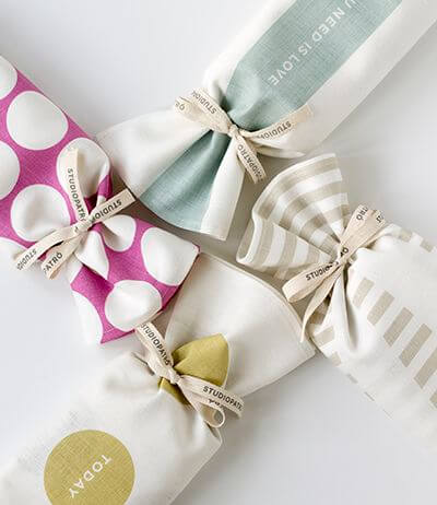 Tea-Towel-Gift-Wrap-wedding-gift-wrapping-ideas