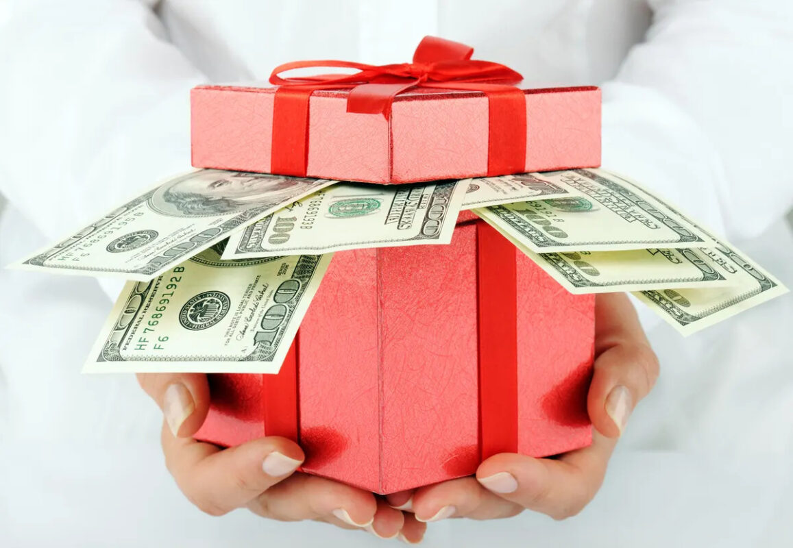 Monetary-gift-Maker-work-anniversary-gifts