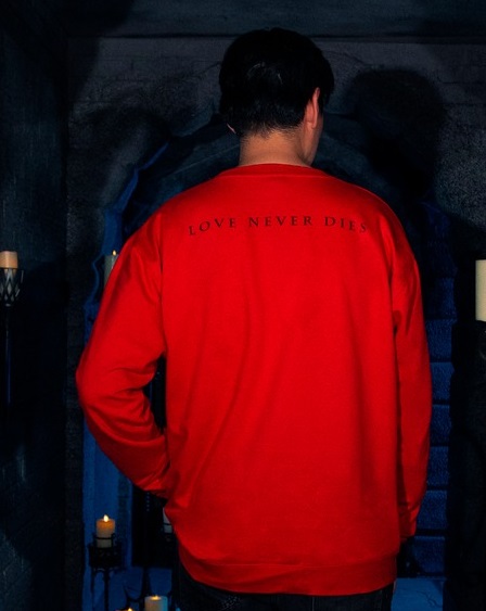 Sweatshirt with the Slogan “Love Never Dies”